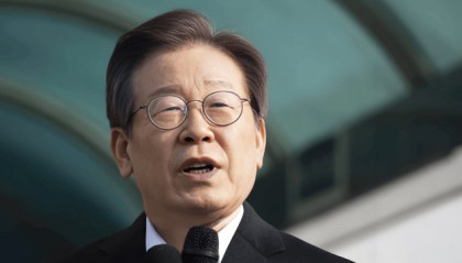 李在明刚决定对华试行免签,就被特朗普打个措手不及,颜面扫地!