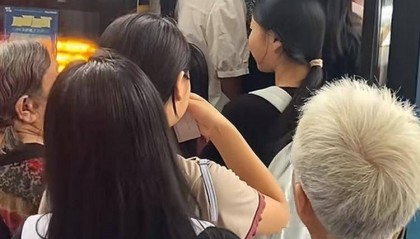 江西定南早高峰常有老人们“抢公交”致不少学生上学迟到?交通局回应