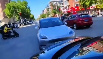 十字路口两车“顶牛”引发拥堵,其中一司机自称公安!丹东公安回应→
