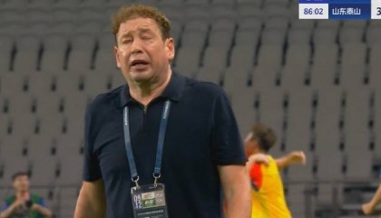 媒体人:斯卢茨基那神态让我想到阿莫林,球可以输教练不能崩啊