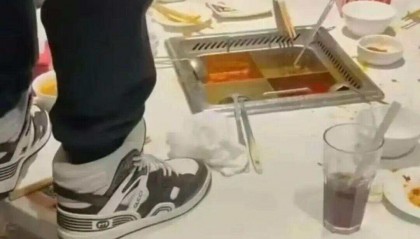 海底捞火锅店有人“向火锅小便”?一审宣判:当事人及其父母赔偿海底捞各类损失220万元!