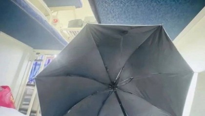 女乘客坐火车卧铺打伞遮隐私,12306回应