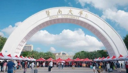 全红婵已到暨南大学报到,与体育学院院长苏炳添合影留念