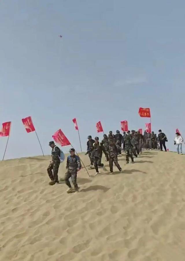塔里木大学军训真硬核!8400余名新生分批穿越沙漠,匍匐前进、沙漠拉烟,堪比“沙场点兵”大片