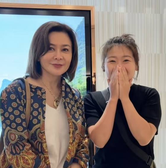 63岁关之琳现身韩国购物,脖子上戴着大块黄金,穿一身名牌好贵气