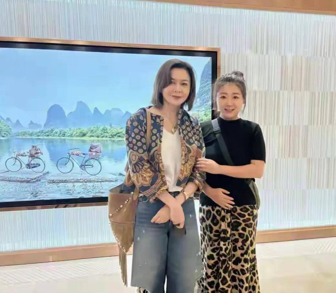 关之琳一身黄金惊艳众人,63岁活成霸气女王,网友的评论炸锅了