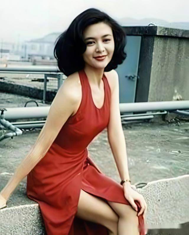 62岁关之琳现身韩国,脸部馒化颧骨凸出,戴黄金手镯 穿名牌好贵气