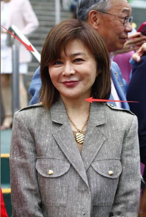 62岁关之琳现身韩国,脸部馒化颧骨凸出,戴黄金手镯 穿名牌好贵气