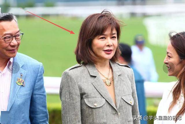 62岁关之琳现身韩国,脸部馒化颧骨凸出,戴黄金手镯 穿名牌好贵气
