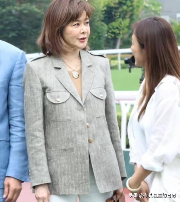 62岁关之琳现身韩国,脸部馒化颧骨凸出,戴黄金手镯 穿名牌好贵气
