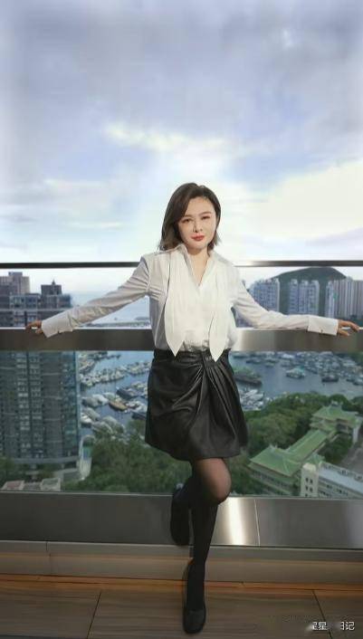 62岁关之琳现身韩国,脸部馒化颧骨凸出,戴黄金手镯 穿名牌好贵气