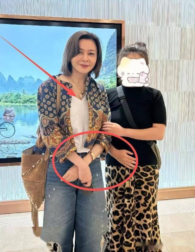 62岁关之琳现身韩国,脸部馒化颧骨凸出,戴黄金手镯 穿名牌好贵气
