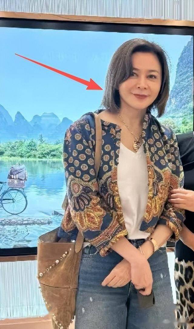 62岁关之琳现身韩国,脸部馒化颧骨凸出,戴黄金手镯 穿名牌好贵气