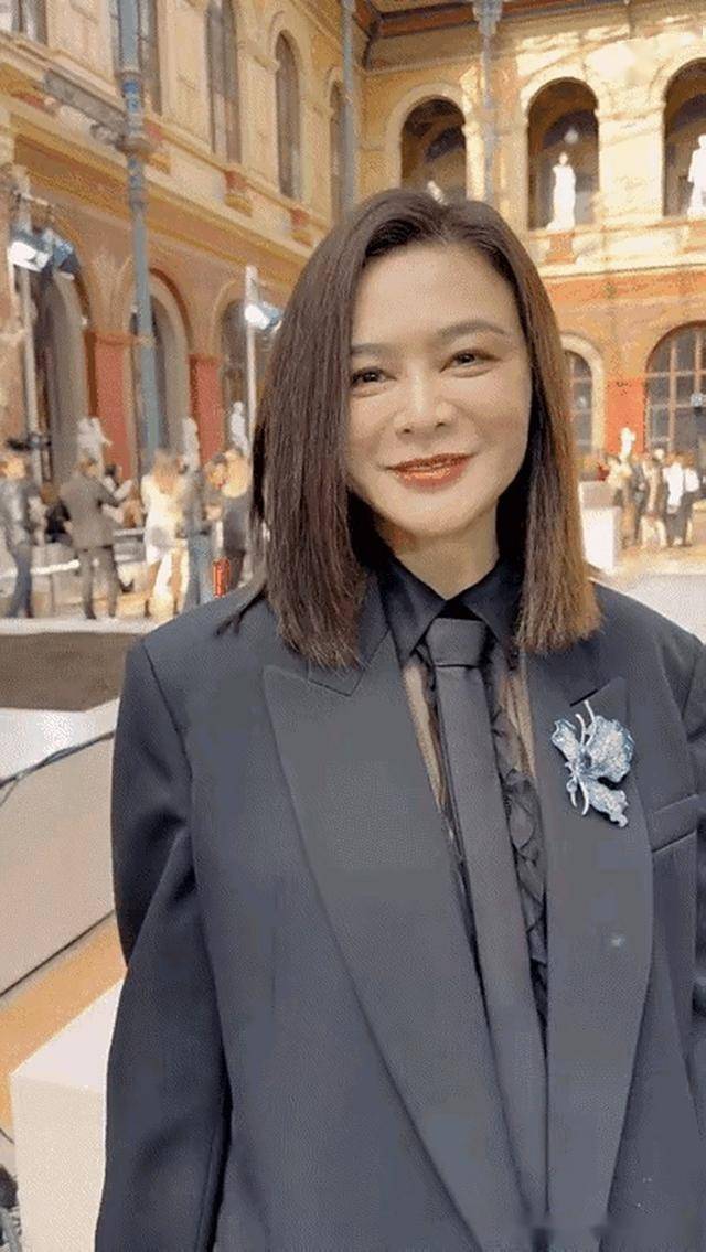 62岁关之琳现身韩国,脸部馒化颧骨凸出,戴黄金手镯 穿名牌好贵气