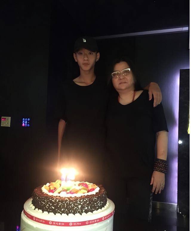 突发！香港知名经纪人卷入侵占8亿遗产风波，帮知名女星养大儿子