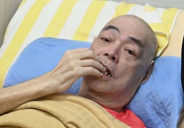 香港知名歌手卧病在床，瘦成皮包骨，晚年独住养老院靠经纪人照顾