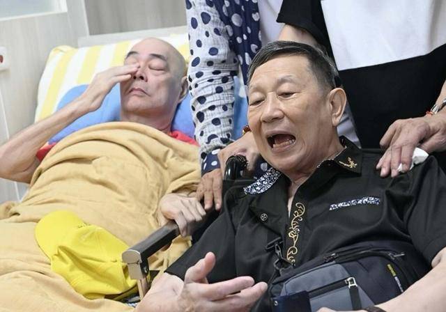 香港知名歌手卧病在床，瘦成皮包骨，晚年独住养老院靠经纪人照顾