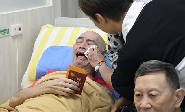 香港知名歌手卧病在床，瘦成皮包骨，晚年独住养老院靠经纪人照顾