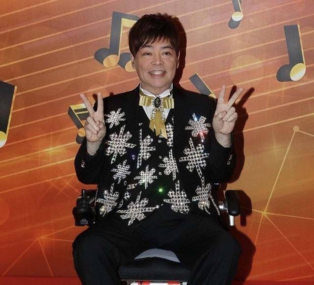 香港知名歌手卧病在床，瘦成皮包骨，晚年独住养老院靠经纪人照顾