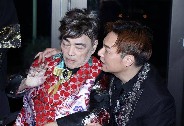 香港知名歌手卧病在床，瘦成皮包骨，晚年独住养老院靠经纪人照顾