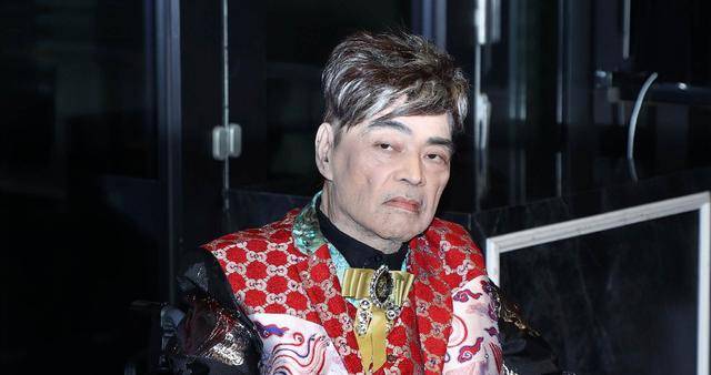 香港知名歌手卧病在床，瘦成皮包骨，晚年独住养老院靠经纪人照顾