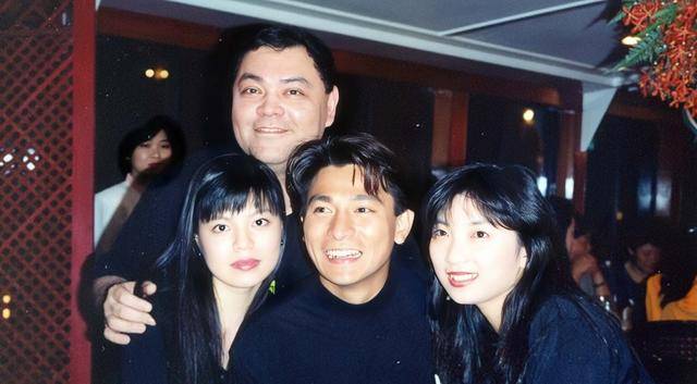 香港知名歌手卧病在床，瘦成皮包骨，晚年独住养老院靠经纪人照顾