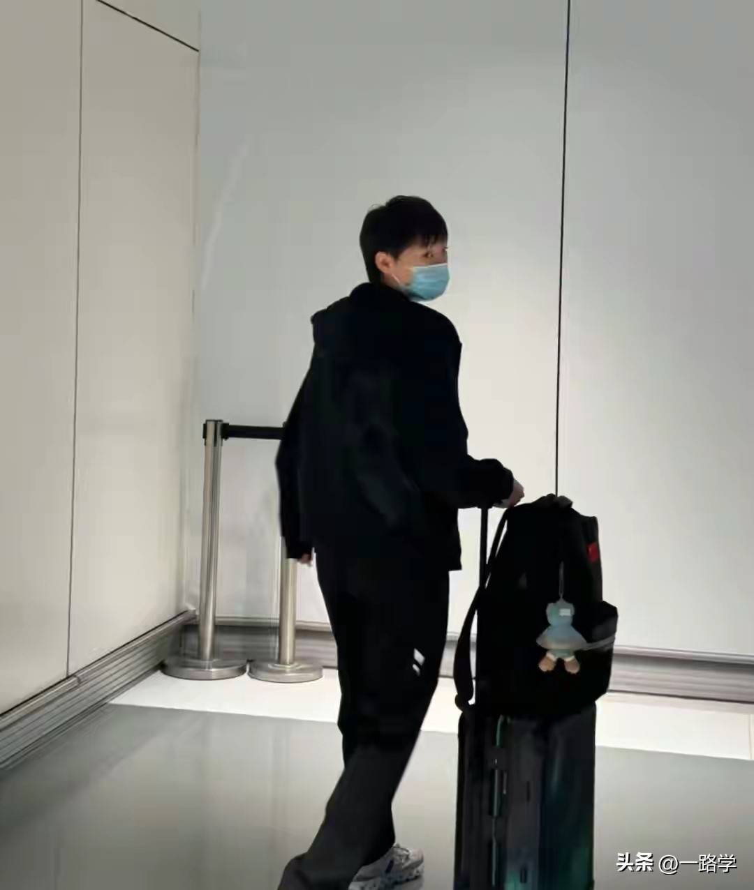 国乒香港转机，王楚钦被保安问经纪人在哪？