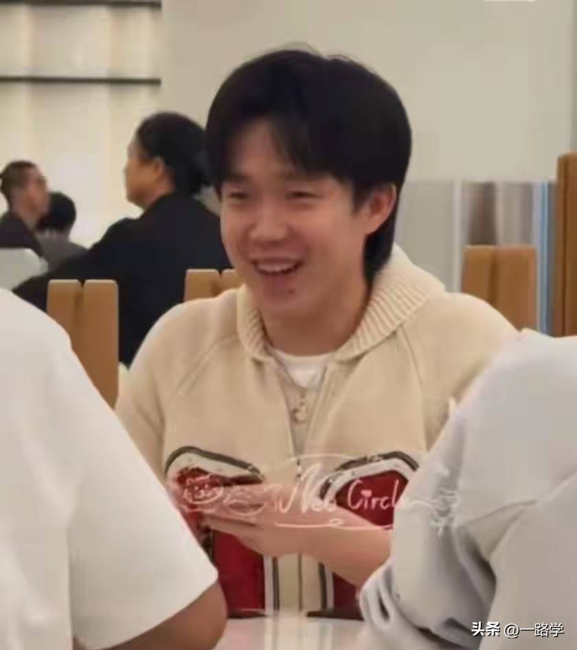 国乒香港转机，王楚钦被保安问经纪人在哪？