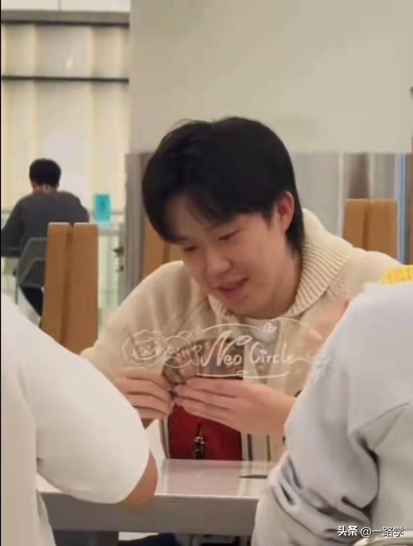 国乒香港转机，王楚钦被保安问经纪人在哪？