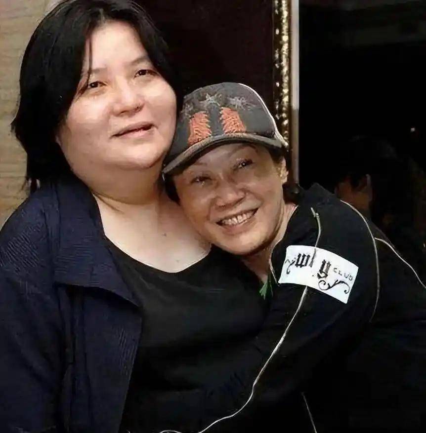 难受！香港知名经纪人卷入8亿遗产风波，帮闺蜜养大儿子