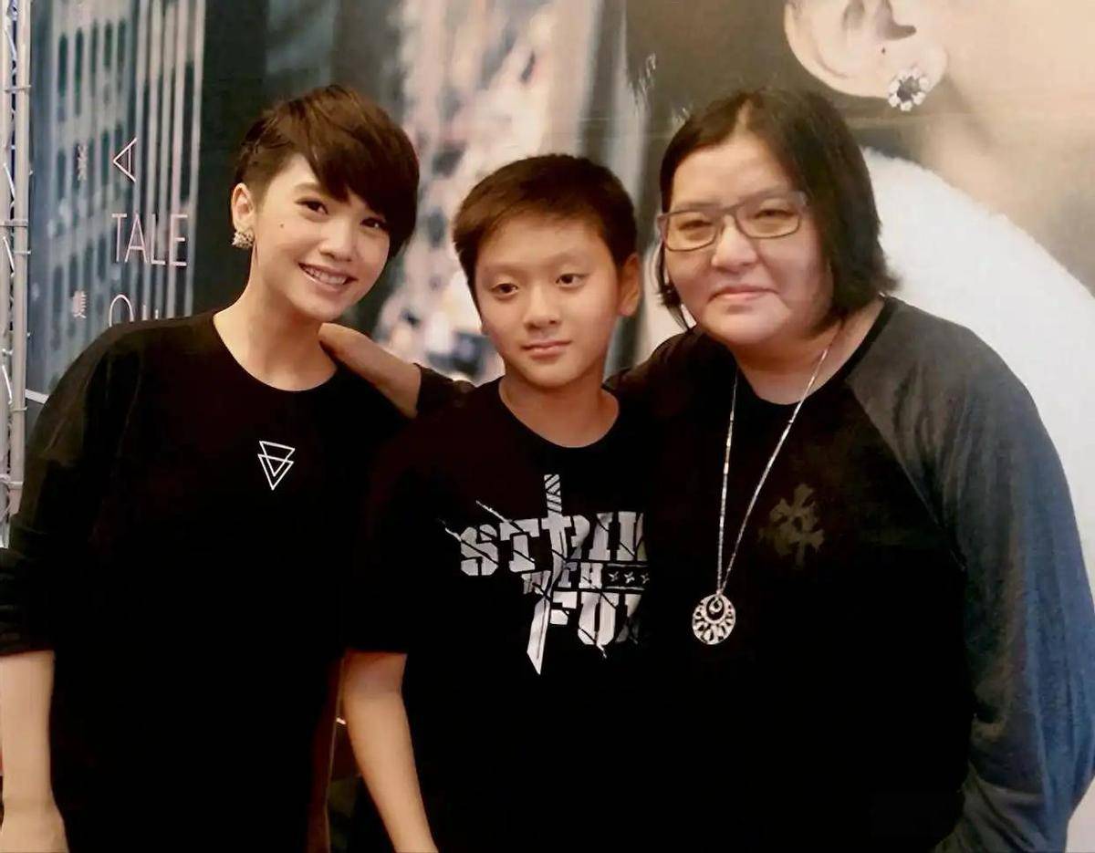 难受！香港知名经纪人卷入8亿遗产风波，帮闺蜜养大儿子