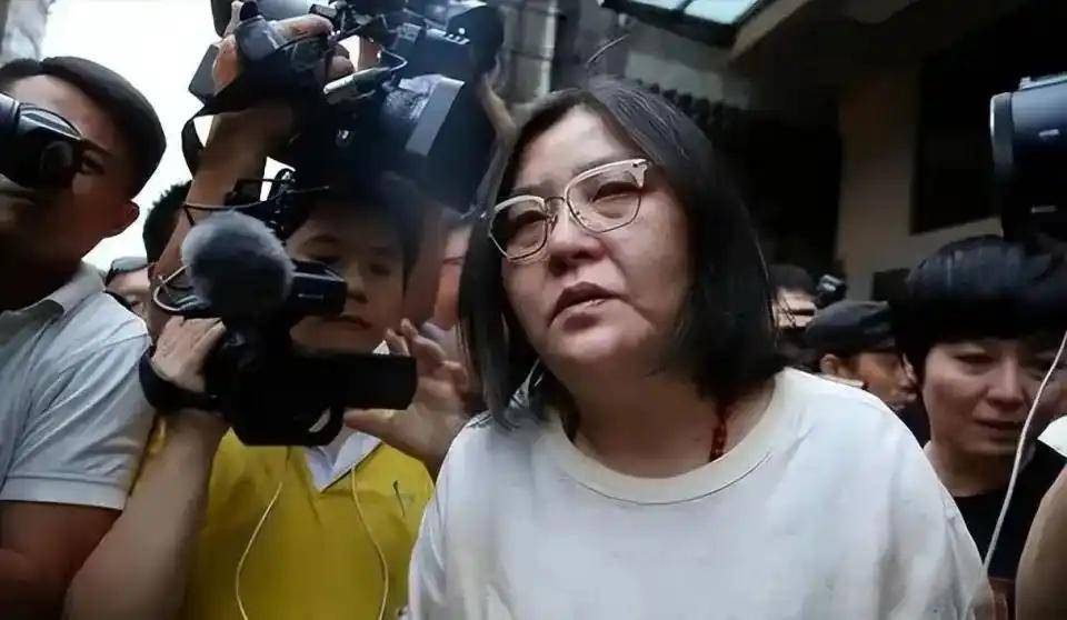 难受！香港知名经纪人卷入8亿遗产风波，帮闺蜜养大儿子