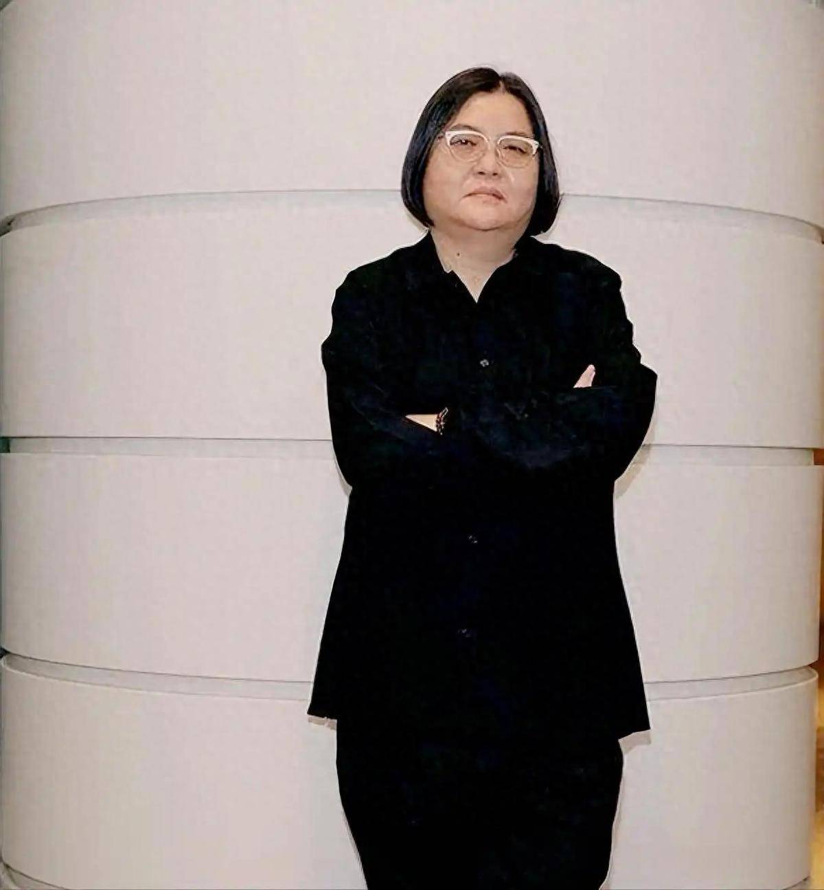 难受！香港知名经纪人卷入8亿遗产风波，帮闺蜜养大儿子