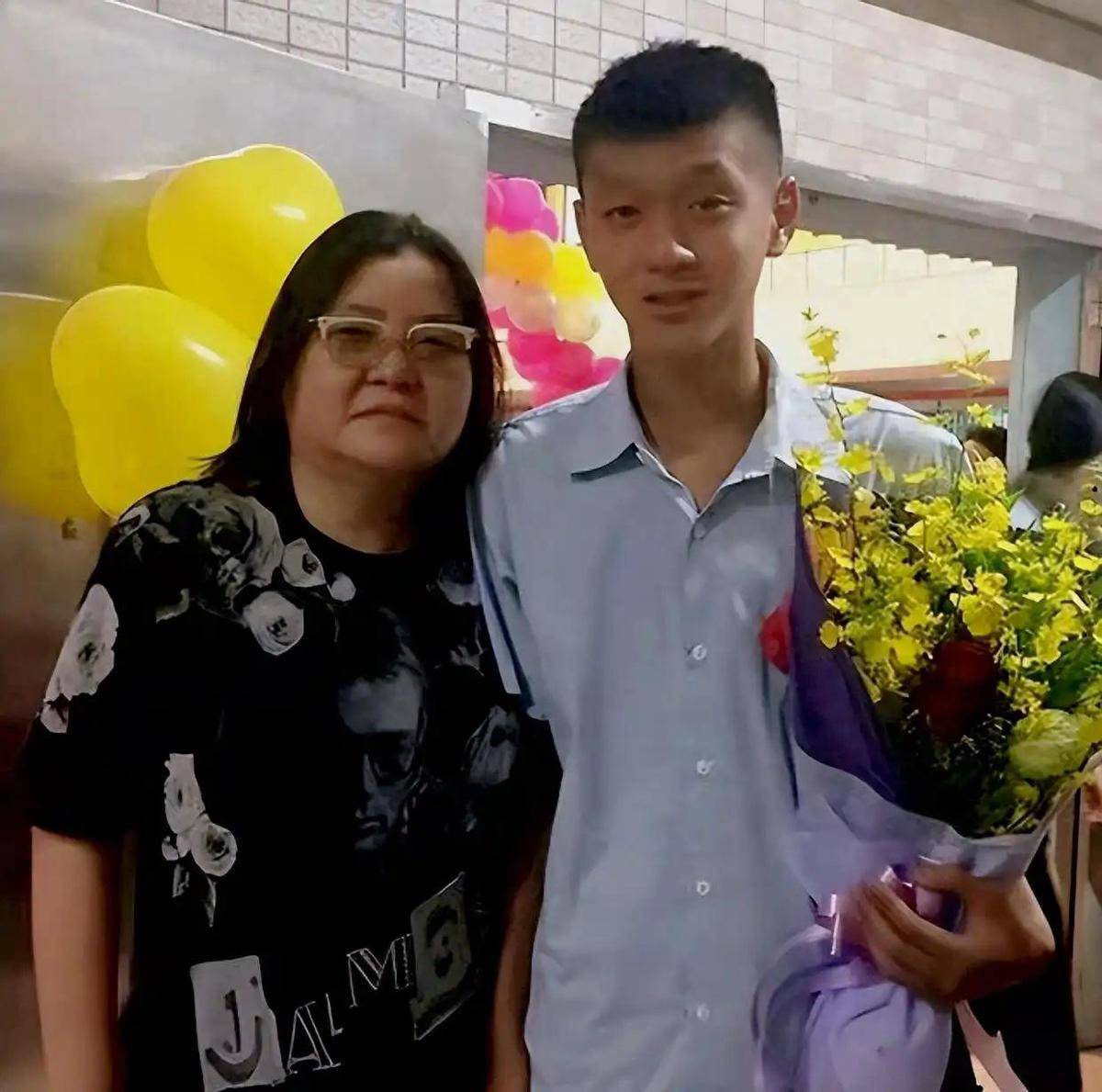 难受！香港知名经纪人卷入8亿遗产风波，帮闺蜜养大儿子