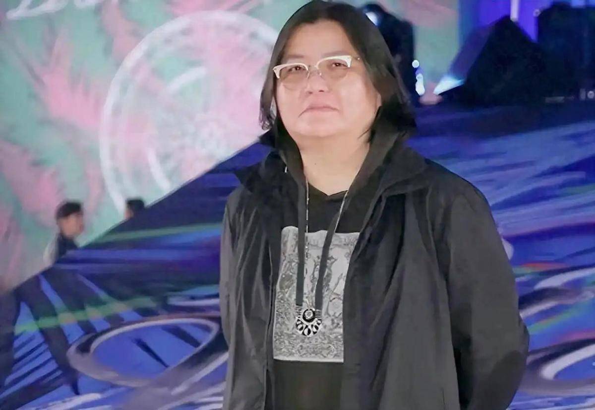 难受！香港知名经纪人卷入8亿遗产风波，帮闺蜜养大儿子