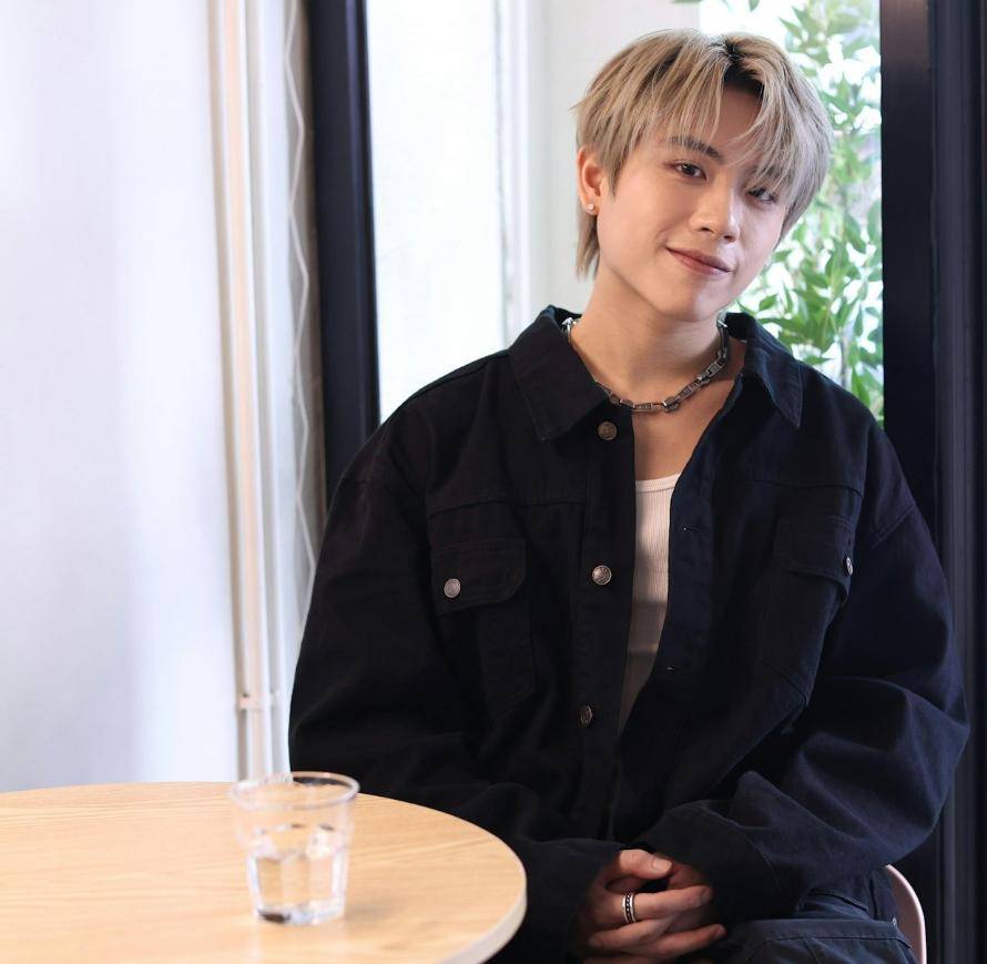 19岁香港男星涉嫌犯罪被开除，本人现身法院受审，经纪人发声回应