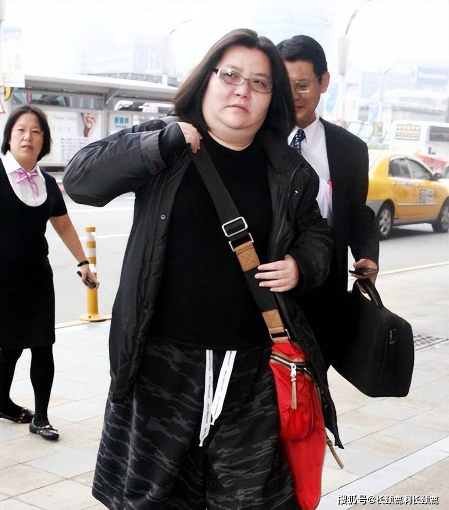 香港经纪人邱黎宽被闺蜜儿子控诉侵占遗产，此前深陷赌场欠债非议