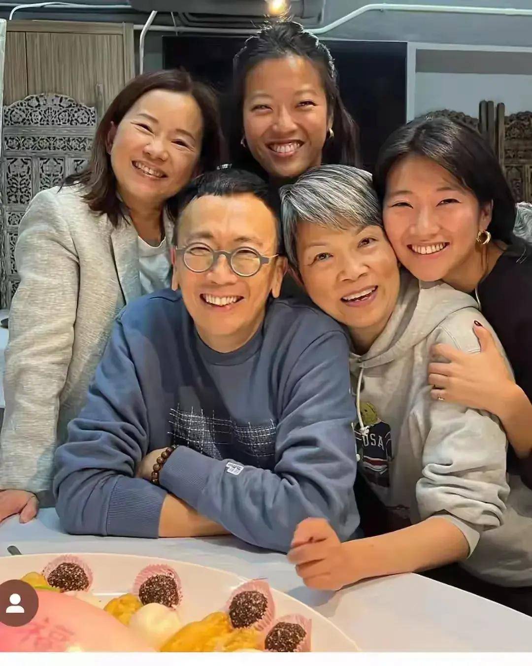 林珊珊：金牌DJ、软硬天师胞姐、郑伊健经纪人，嫁香港飞人事业强