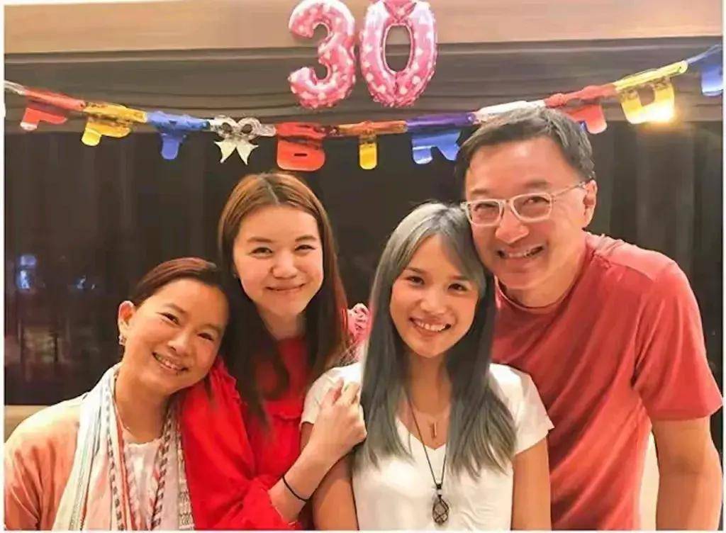 林珊珊：金牌DJ、软硬天师胞姐、郑伊健经纪人，嫁香港飞人事业强