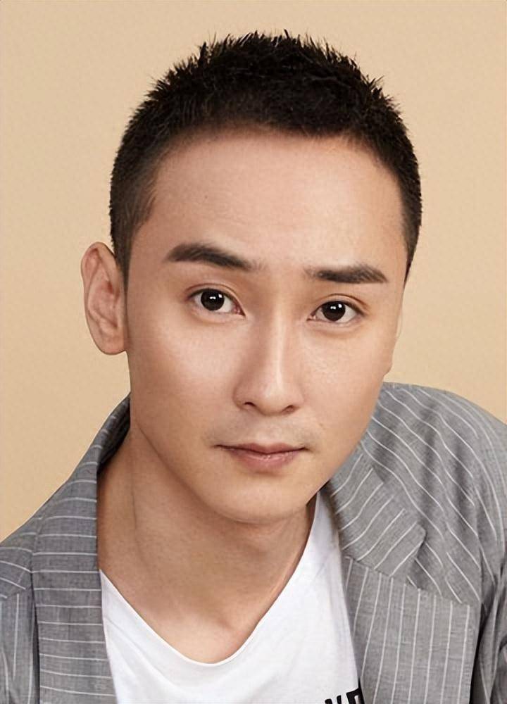 37岁男演员现状：曾搭档孙俪霍建华，住北京四合院却不能上厕所！