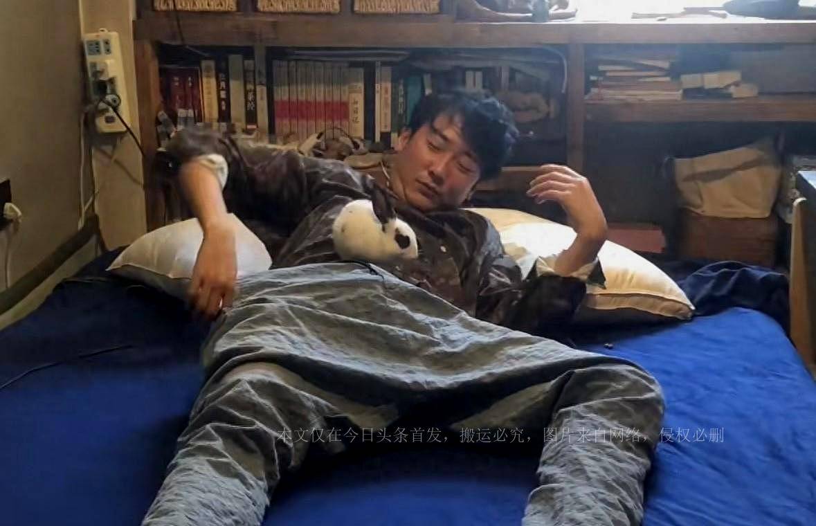 37岁男演员现状：曾搭档孙俪霍建华，住北京四合院却不能上厕所！