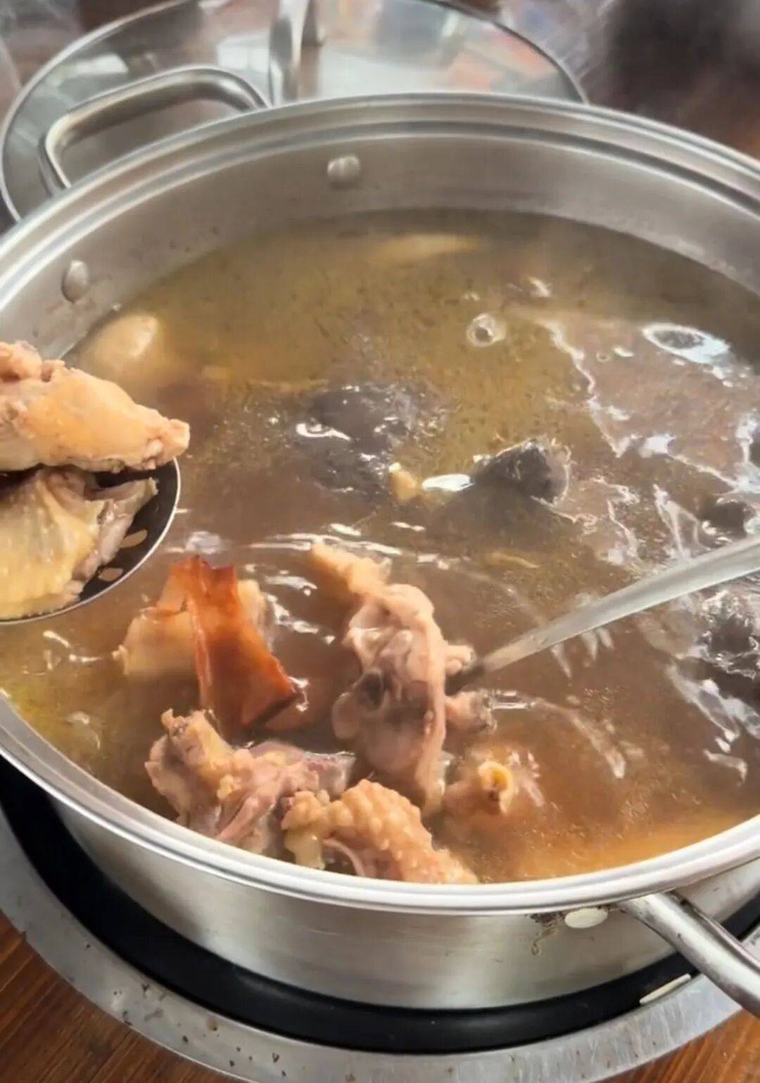 “我准备倒闭了！”广东爆火鸡煲店老板再发声：你们去隔壁吧，我这是冰冻鸡，别来了；儿子：家里有养鸡场，最多还能撑一到两个月